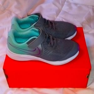Nike Star Runner 2 for girls Size 13c, pretty much New!